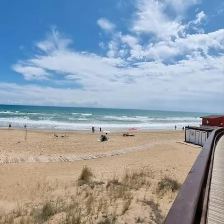 Beachside Bliss 2br, Balcony, Pool, Wifi, Tennis Apartment
